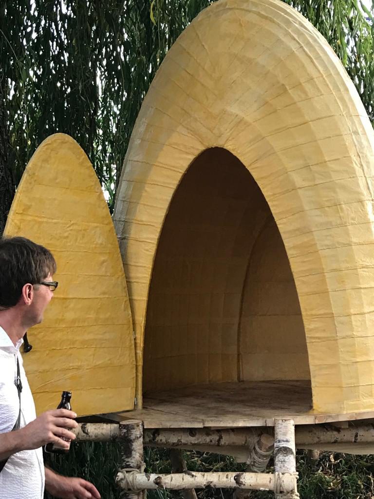 Bee Chapel: Terence Koh im Gespräch mit Imkermeister Thomas Radetzki